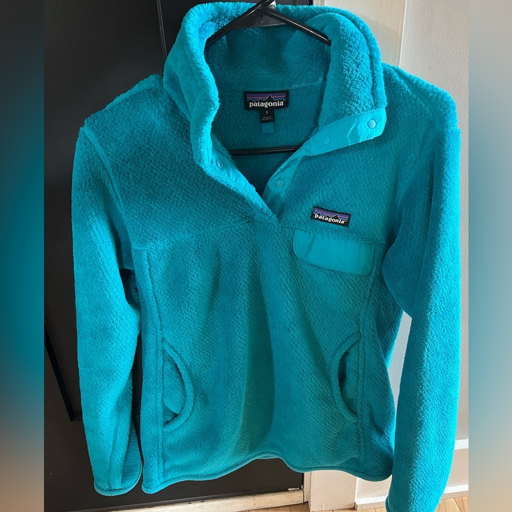 Like new Patagonia fleece jacket. Pockets. Women’s small.